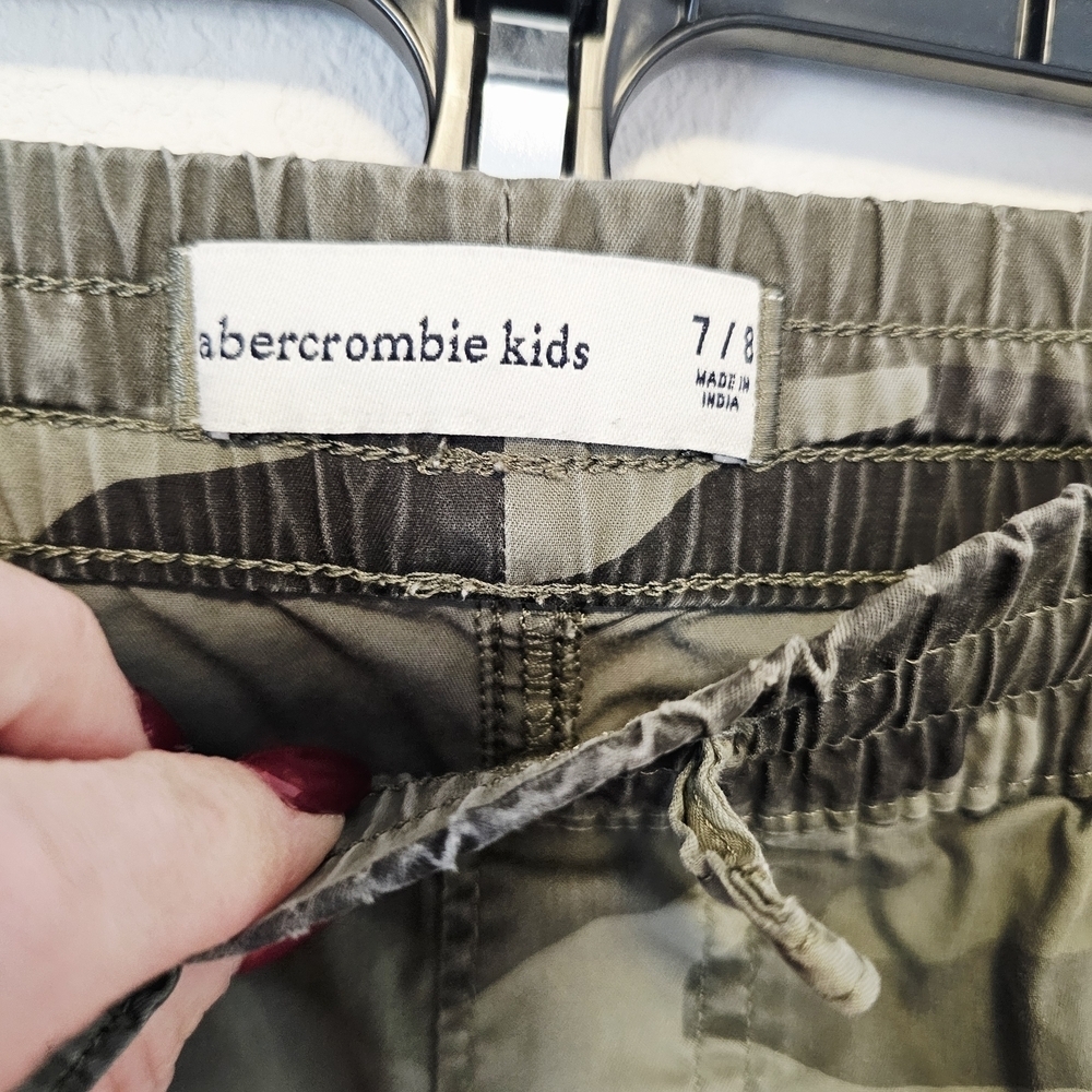 Abercrombie Kids Green Camouflage Pants Boys size 7/8 *See flaw note - Picture 2 of 7